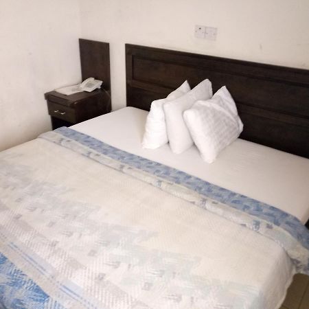 Hotel Benizia Asaba Buitenkant foto
