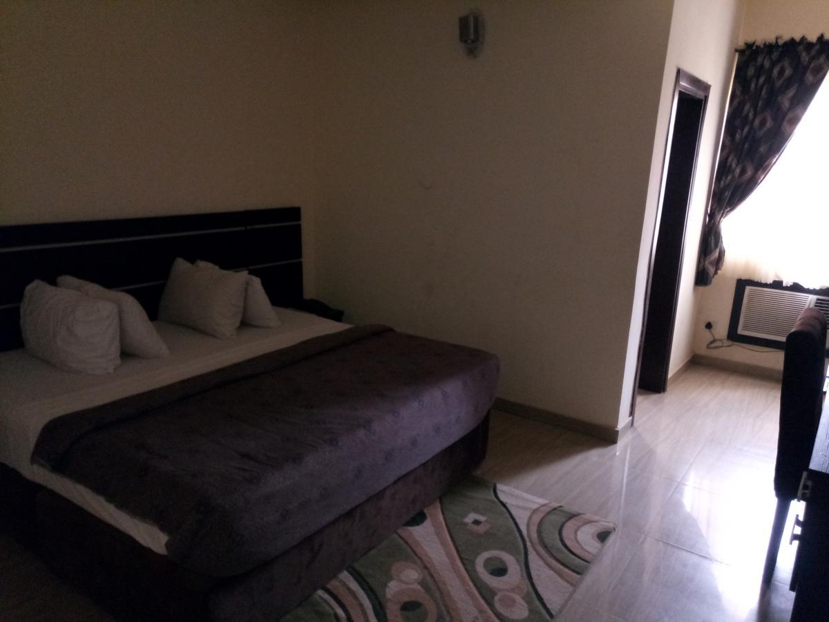 Hotel Benizia Asaba Buitenkant foto