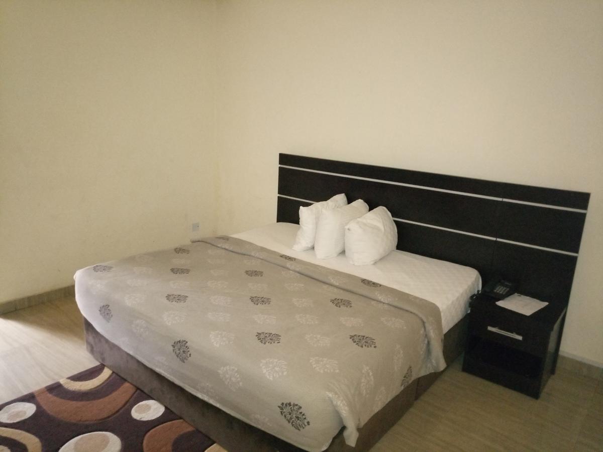 Hotel Benizia Asaba Buitenkant foto