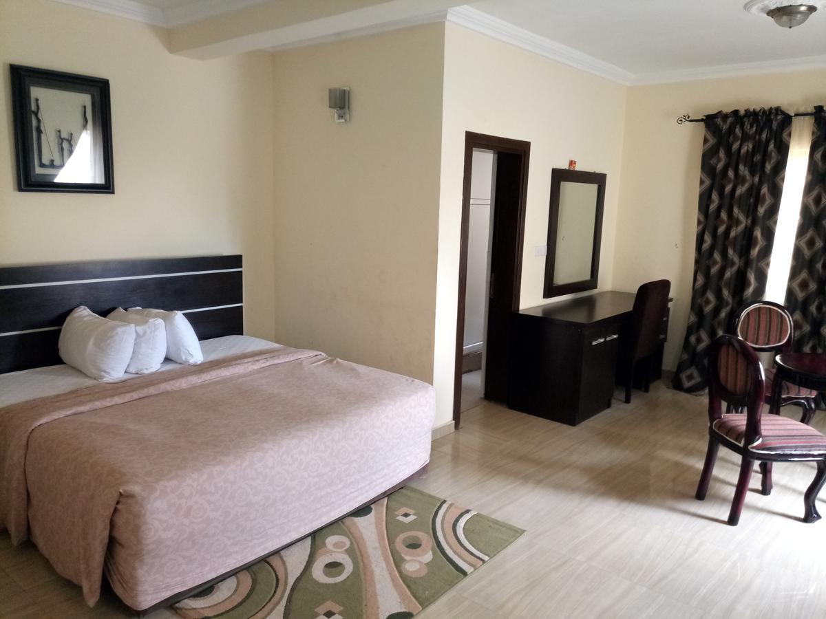 Hotel Benizia Asaba Buitenkant foto