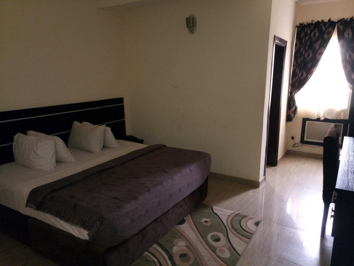 Hotel Benizia Asaba Buitenkant foto