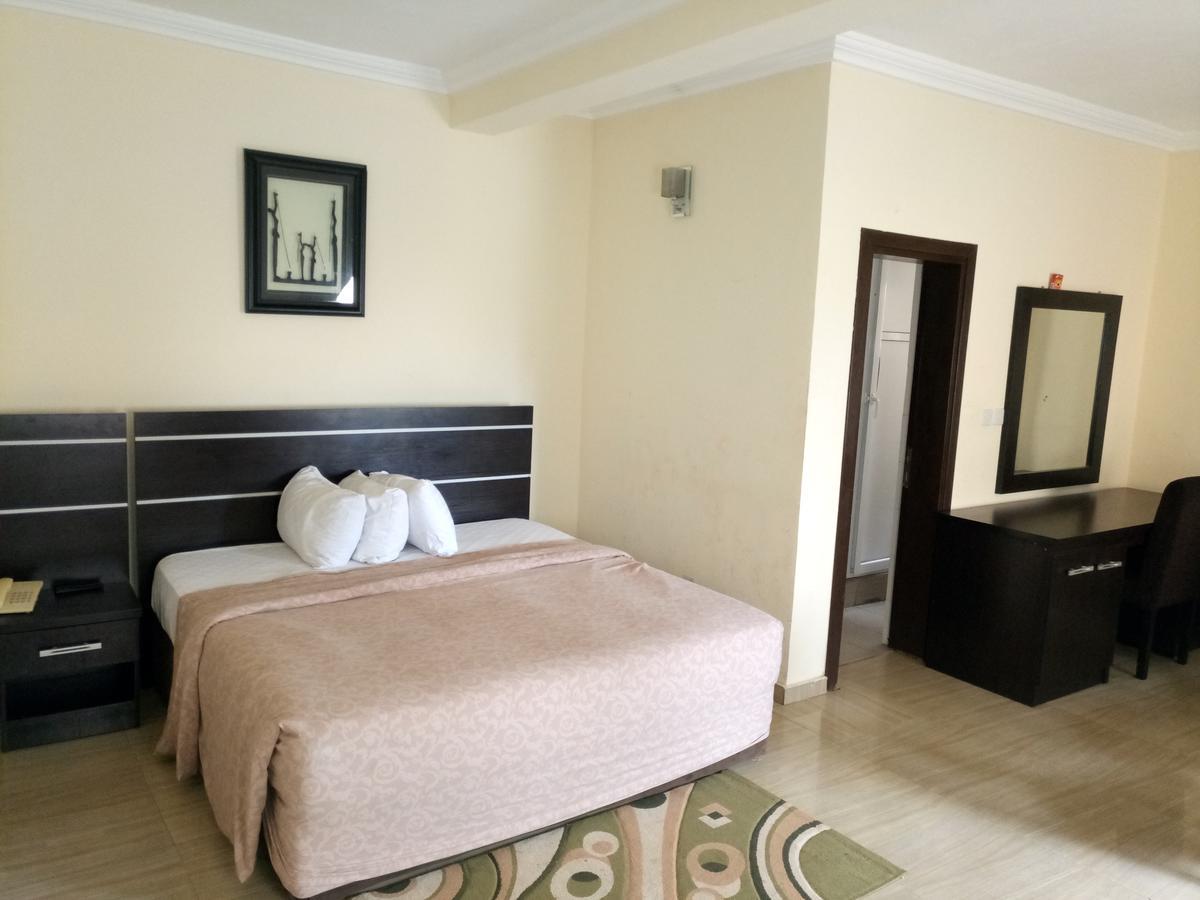 Hotel Benizia Asaba Buitenkant foto